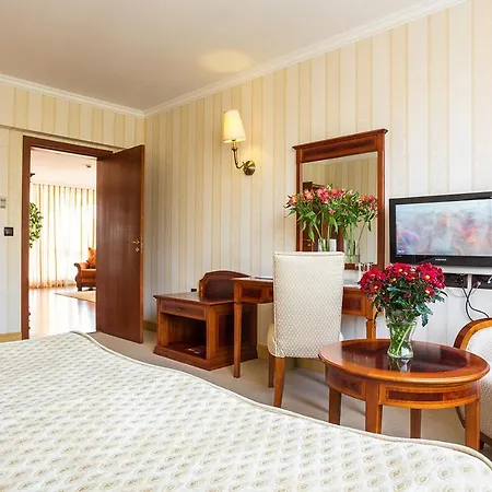 Hotell Romance And Family