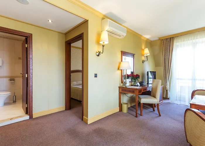 Hotel Romance And Family 4*